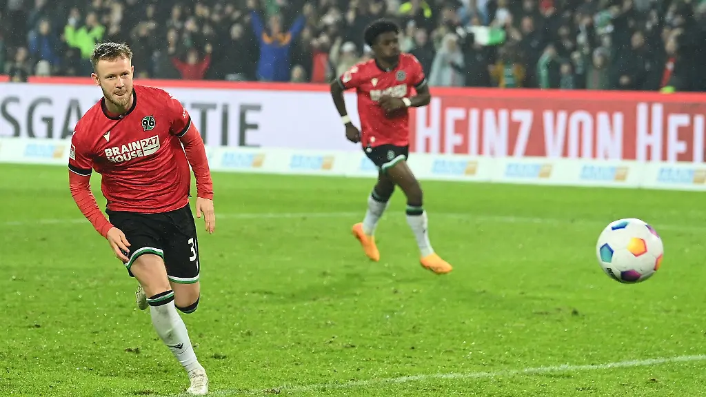 Hannovers-Cedric-Teuchert-jubelt-nach-seinem-Tor-zum-2-1