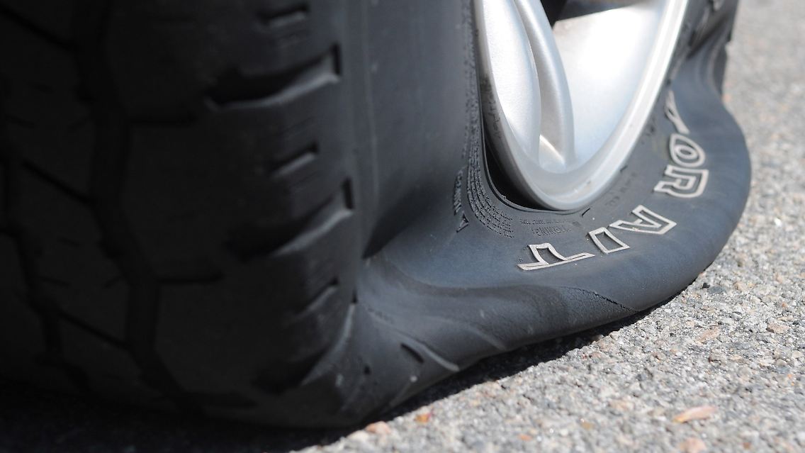 Widerstandskollektiv: "SUVs sind vollkommen übermotorisiert und stoßen zu viele Schadstoffe aus. Sie sind zu schwer, was zu einem stärkeren Reifenabrieb, höherer Feinstaubbelastung und damit zu einer Gesundheitsbelastung aller führt. Durch ihre Größe nehmen sie den Stadtbewohner:innen Platz weg und sind gefährlich für Radfahrende und Fußgänger:innen." Da ist viel Wahres dran, aber "Gutes tun" durch Zertstörung klappt nicht.