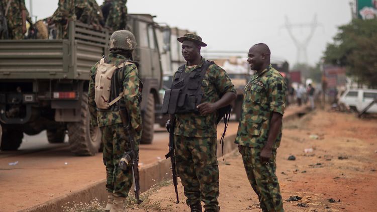 Drei nigerianische Soldaten sichern die Präsidentschaftswahlen im Frühjahr.