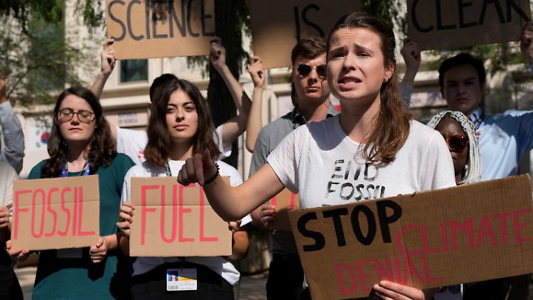 Fridays-for-Future-Aktivistinnen demonstrieren bei der Weltklimakonferenz in Dubai.