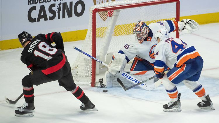 In dieser Situation kann Tim Stützle den Puck nicht an Islanders-Goalie Semyon Valarmov vorbeilegen.