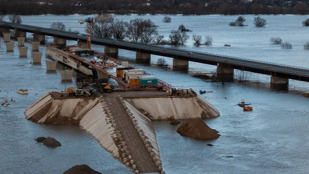 Das-Elbehochwasser-hat-die-Baustelle-der-A14-Bruecke-ueberflutet