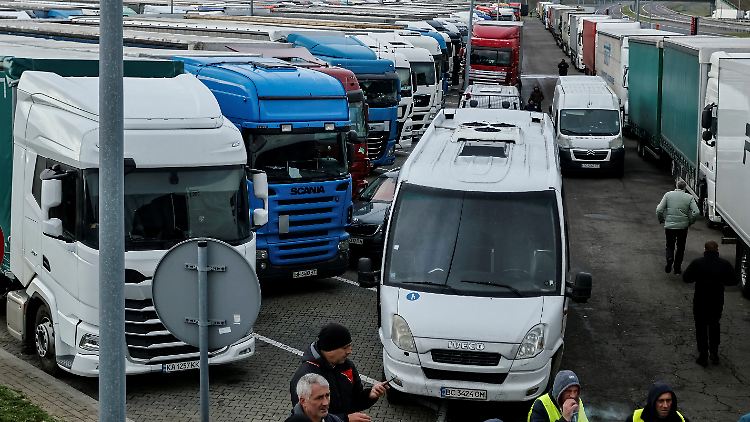 Nichts geht mehr: Ukrainische LKW harren teils seit Wochen an der Grenze aus.