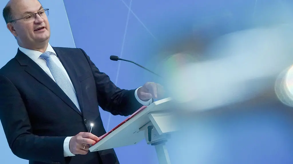 Albert-Fueracker-CSU-Finanzminister-von-Bayern-nimmt-an-einer-Pressekonferenz-teil