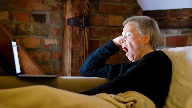 Viele Menschen versuchen sich mit Smartphone, Tablet und Co. von Langeweile abzulenken. 