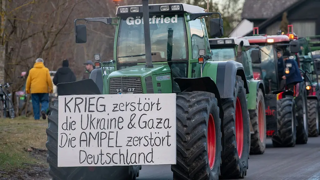 Ein-Landwirt-demonstriert-bei-einer-Kundgebung-des-Bauernverbandes-gegen-die-Bundesregierung