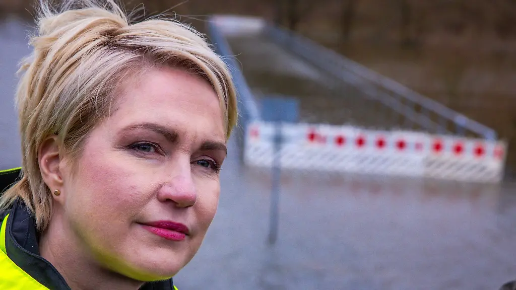 Manuela-Schwesig-SPD-Ministerpraesidentin-von-MV-informiert-sich-ueber-die-aktuelle-Situation-im-Hochwassergebiet-an-der-Elbe