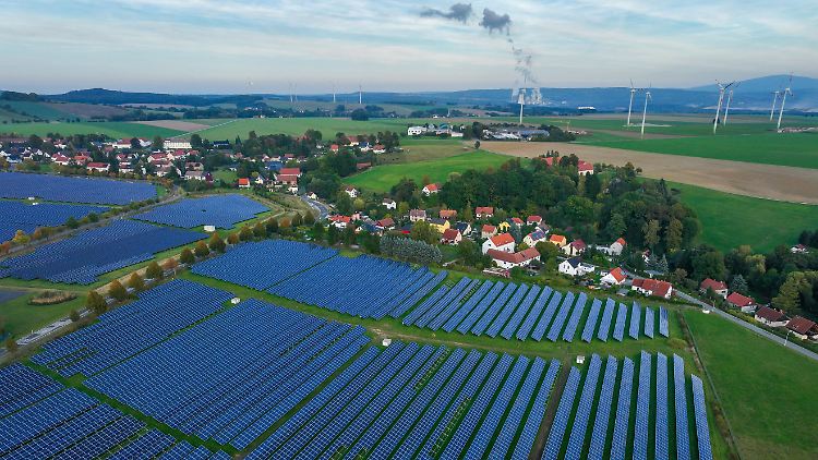 Solarpark bei Zittau in Sachsen - für das 1,5-Grad-Ziel muss der Ausbau erneuerbarer Energien noch schneller werden.