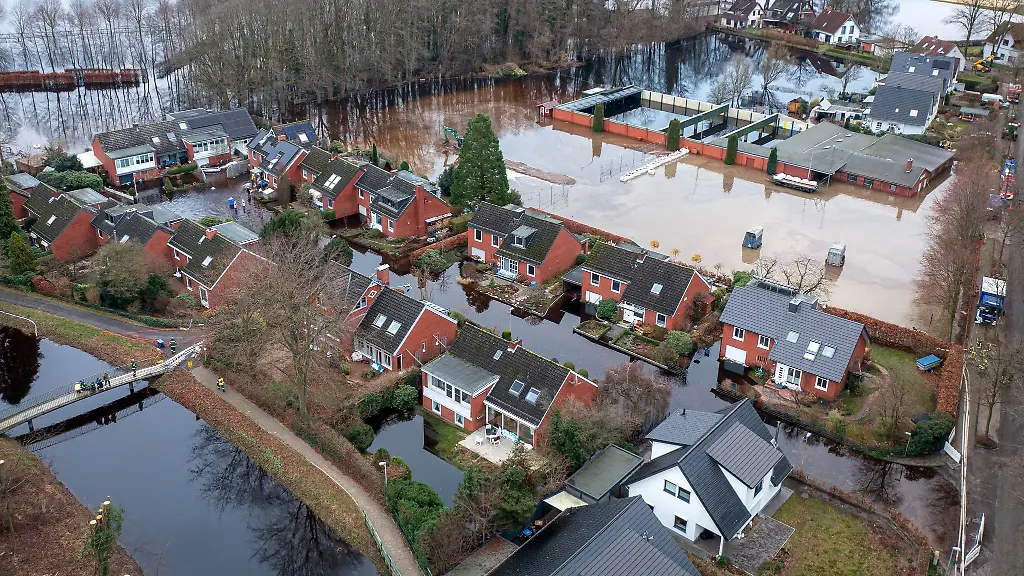 Haeuser-im-Hochwassergebiet-in-der-Gemeinde-Lilienthal-bei-Bremen