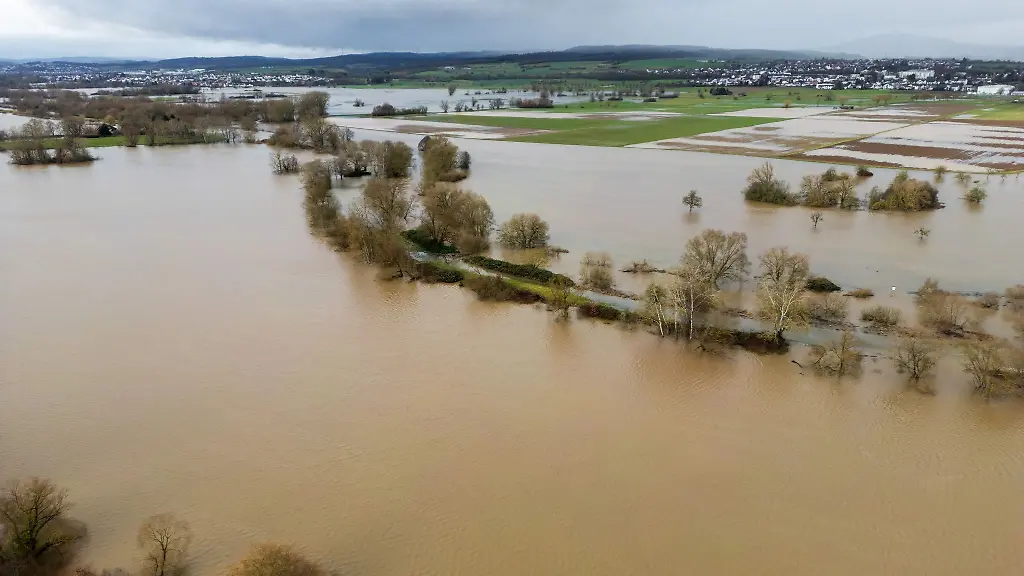 Die-Lahn-ist-in-der-Lahnaue-ueber-die-Ufer-getreten