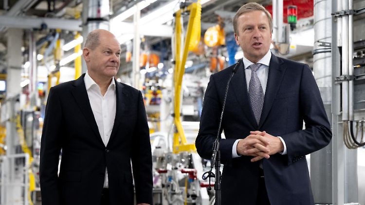 Für BMW-Chef Oliver Zipse (r.) hatte der Bundeskanzler noch Zeit, Airbus sagte er ab.