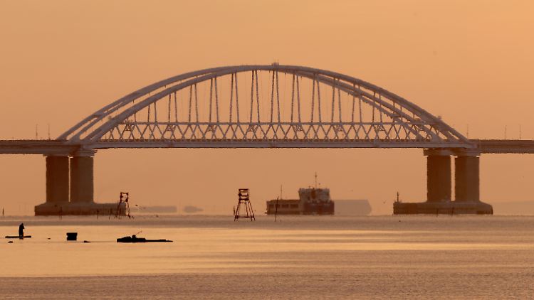 Die Brücke von Kertsch verbindet die 2014 völkerrechtswidrig einverleibte Krim und das russische Festland (Archivbild).