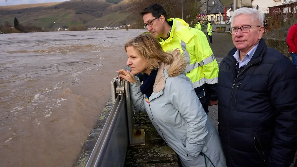 Umweltministerin-Eder-mit-Stadtbuergermeister-Doepgen-r-und-Verbandsbuergermeister-Hoffmann