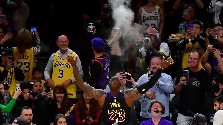LeBron James kämpft mit allen Mitteln.