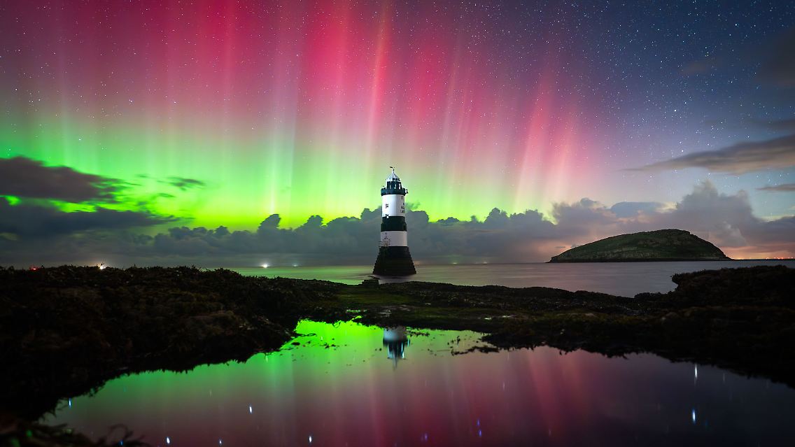 In Wales hatte Kat Lawman Sorge, den großen Nordlicht-Moment verpasst zu haben. Aber sie übte sich in Geduld und trotzte mehreren Regenschauern. Und ihre Ausdauer zahlte sich aus, als "riesige grüne und rosafarbene Lichtsäulen aus dem Himmel schossen - absolut faszinierend!"