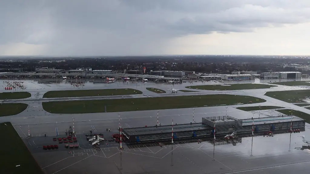 Der-Flughafen-Hamburg-mit-Terminal-1-und-2-sowie-Vorfeld-Rollbahnen-und-Start-und-Landebahn