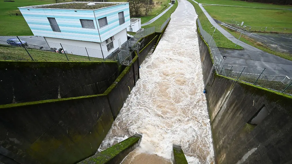 Dreckig-braunes-Wasser-fliesst-aus-einem-geoeffneten-Wehr-der-Kinzigtalsperre