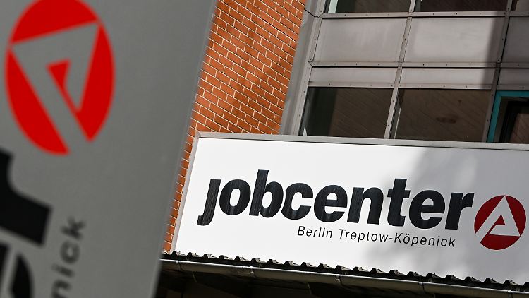Die Jobcenter haben nach eigenen Angaben bereits mit der Auszahlung des erhöhten Bürgergelds begonnen.