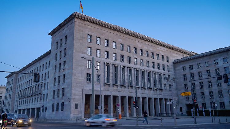 Unter anderem im Bundesfinanzministerium wird eifrig befördert - trotz Haushaltskrise.