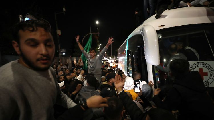 In Ramallah im Westjordanland feiern Palästinenser die Freilassung von palästinensischen Häftlingen. Nicht alle Inhaftierten sind froh, von der Hamas freigepresst worden zu sein.