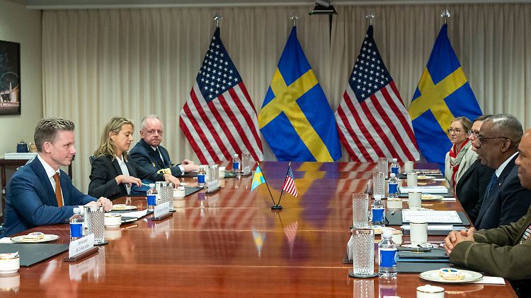 US-Verteidigungsminister Lloyd Austin,(r) spricht mit seinem schwedischen Amtskollegen Pal Jonson (l) im Pentagon.