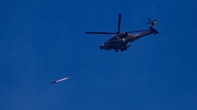 Ein israelischer Apache-Hubschrauber feuert eine Rakete in Richtung Gazastreifen ab. 