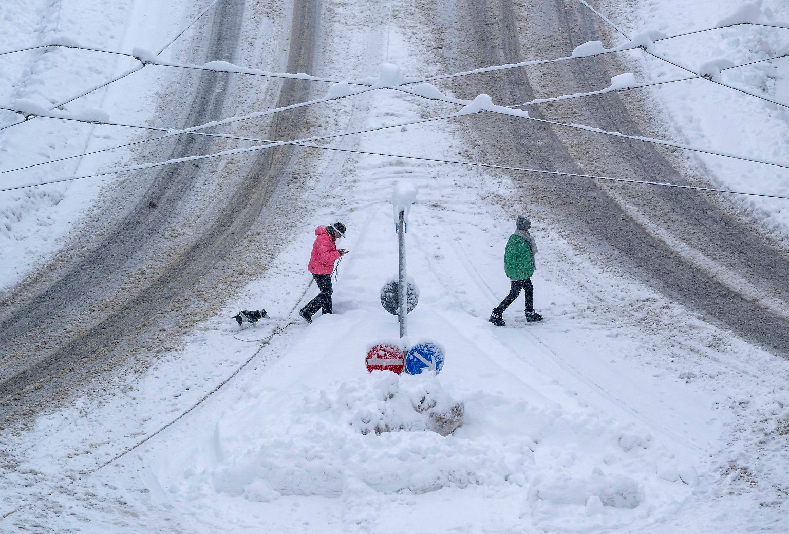 Kälte und Schnee halten Anfang Dezember weite Teile Deutschlands im Griff: Nach dem Wintereinbruch vom ersten Adventswochenende kämpft München gegen die Schneemassen.