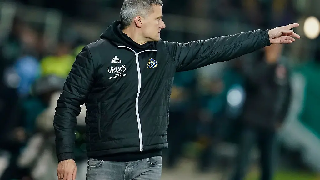 Saarbrueckens-Trainer-Ruediger-Ziehl-zeigt-nach-vorn