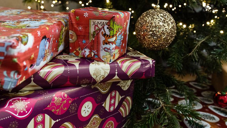 Unter den Weihnachtsbäumen könnten in diesem Jahr mehr Second-Hand-Geschenke liegen.