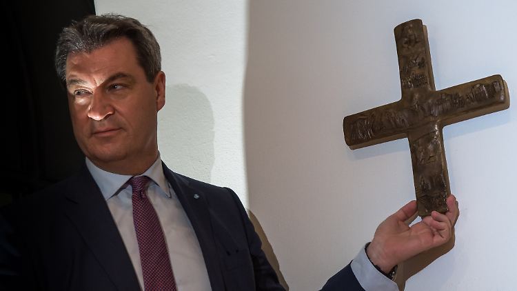 Kritiker und sogar Kirchen warfen Markus Söder 2018 vor, das Kreuz für Wahlkampfzwecke zu missbrauchen.