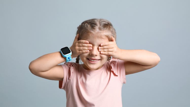 Kinder-Smartwatches werden von den Eltern per App gesteuert. Wenn man über sie Gespräche des Uhrenträgers und dessen Umfeld unbemerkt abhören kann, sind die Uhren verboten.