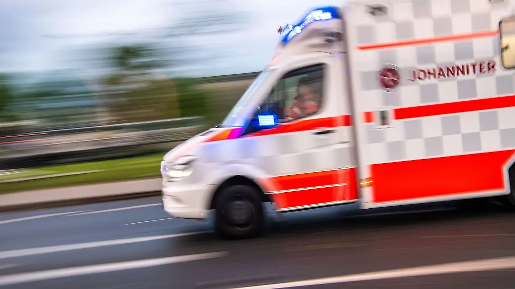 Ein-Rettungswagen-auf-Einsatzfahrt