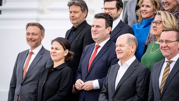Das Bundeskabinett bei einer Klausur in Meseberg im März. Die Haushaltssorgen hielten sich damals noch in Grenzen.