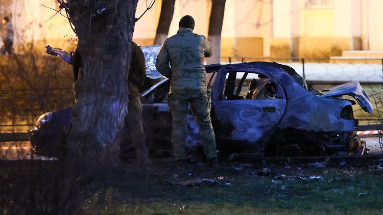 Eine Autobombe soll laut russischen Angaben in Luhansk explodiert sein und den Politiker Oleg Popow getötet haben.
