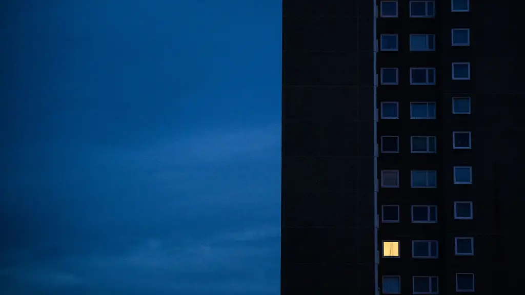 Licht-brennt-nur-in-einer-Wohnung-eines-Mehrfamilienhauses