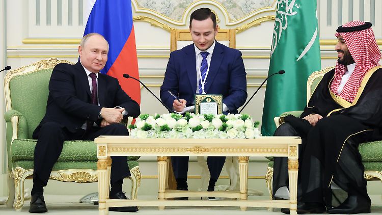 Manspreading in Riad: Putin im Gespräch mit Kronprinz Salman. 