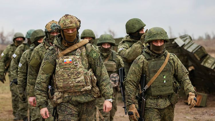 Angehörige einer Einheit der Militärpolizei im von Russland besetzten ukrainischen Luhansk. Wer sich Befehlen widersetzt, muss um sein Leben fürchten.