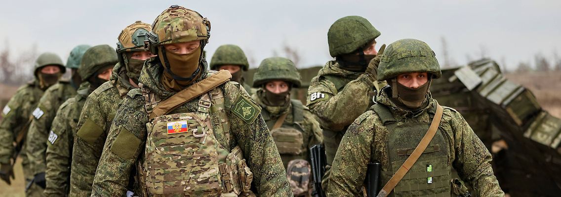 Angehörige einer Einheit der Militärpolizei im von Russland besetzten ukrainischen Luhansk. Wer sich Befehlen widersetzt, der spielt mit seinem Leben.