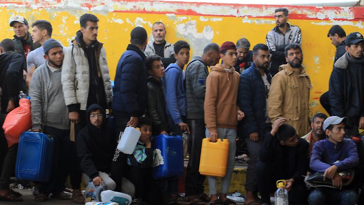 Anstehen für Treibstoff. Israel fürchtet, dass Diesel und Benzin von der Hamas für ihre Kriegsführung genutzt werden. Jetzt sollen aber größere Liefermengen in den Gazastreifen kommen.