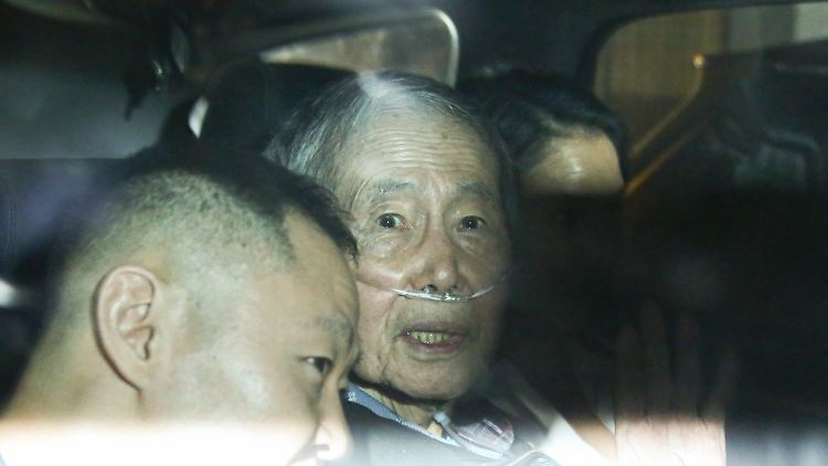 Alberto Fujimori beim Verlassen des Barbadillo-Gefängnisses.