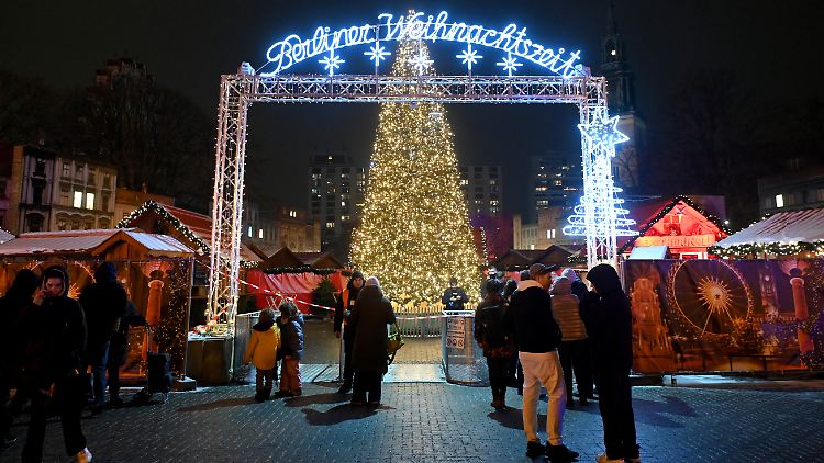 Eingang des Weihnachtsmarktes, der von der Polizei abgesperrt wurde.