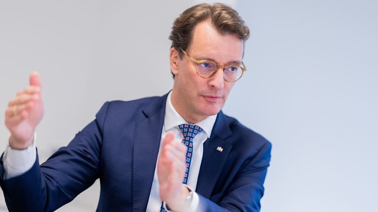 Hendrik Wüst, Ministerpräsident des Landes NRW, fordert mehr Tempo bei der Entwicklung einer  Gaskraftwerksstrategie.