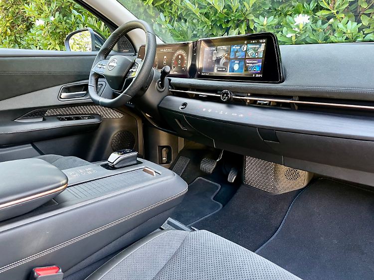 Alcantara und Holz machen den Innenraum edel, auch wenn der große Displaykomplex nicht ganz so schick "curved" ist.