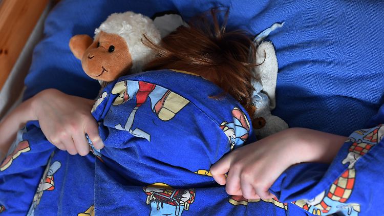 Das Hormon Melatonin spielt beim Einschlafen eine wichtige Rolle. Kinderarzt Paditz rät aber davon ab, Kindern ohne Absprache mit einem Arzt ein Melatonin-Produkt zu geben.