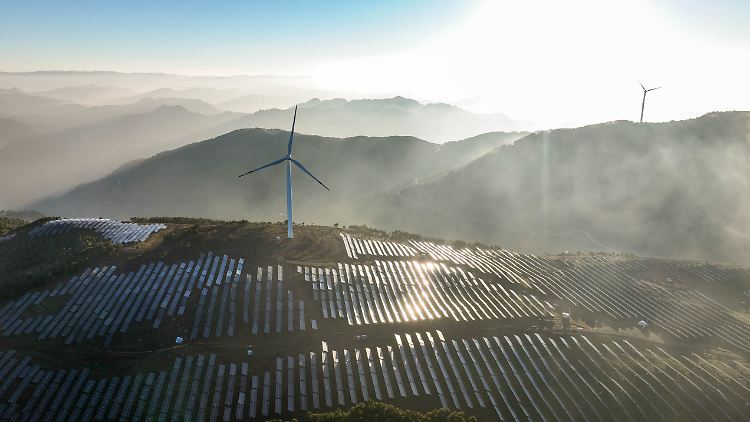 Schon bald könnte es riesige Solar- und Windparks auf den Weltmeeren geben, wo sie Grundlage für grüne Treibstoffe sind.