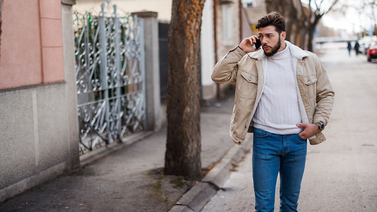 Dad-Jeans: Ein Schnitt erobert die Männergarderobe im Winter 2024.