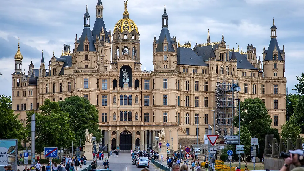 Urlauber-und-Tagesgaeste-sind-rund-um-das-Schweriner-Schloss-unterwegs