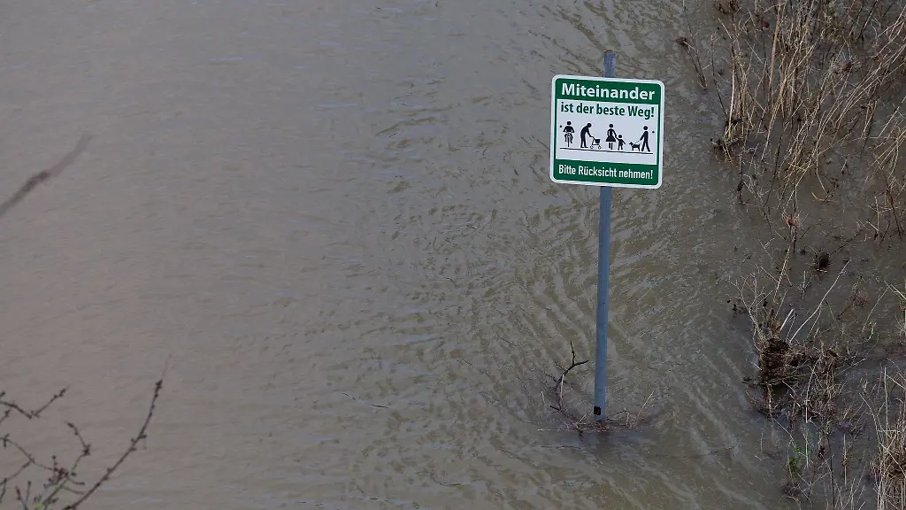 Ein-Schild-ist-nahe-der-Hochwasser-fuehrenden-Weser-zu-sehen