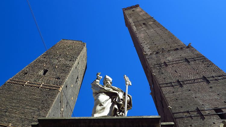 Keine Frage der Perspektive: Der Garisenda-Turm (links) ist wirklich erheblich in Schräglage. 