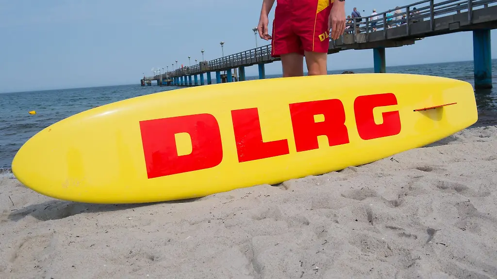 Ein-Rettungsbrett-der-Deutsche-Lebens-Rettungs-Gesellschaft-e-V-DLRG-steht-am-Strand